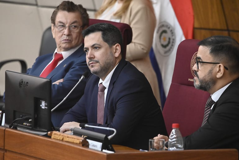 Diputado Raúl Latorre (centro), presidente de la Cámara de Diputados.