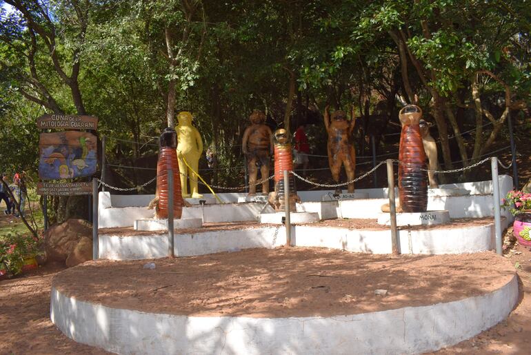 Las esculturas de los seres mitológicos ubicados al pie del cerro Yaguarón.