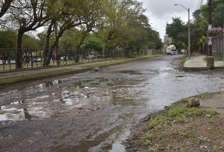 Calles destrozadas y con cloacas frente a una universidad, en barrio Santa Librada de Asunción.