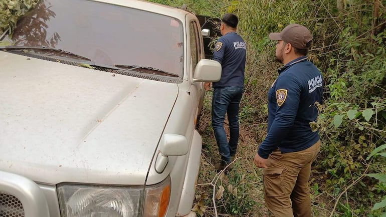 Una de las camionetas robadas en Paraguarí y Central y fueron recuperadas en la zona de Caazapá.