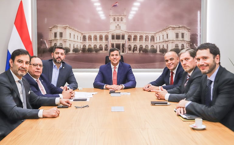 El senador Silvio Ovelar, el asesor político de la presidencia José Alberto Alderete, el vicepresidente de la República Pedro Alliana, el presidente de la República Santiago Peña, el presidente del Congreso Basilio "Bachi" Núñez, el senador Natalicio Chase (líder de la bancada cartista) y el procurador Roberto Moreno, reunidos hoy al mediodía.