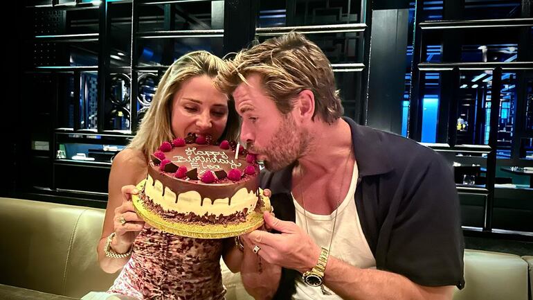 Chris Hemsworth celebrando el cumpleaños de su esposa Elsa Pataky.