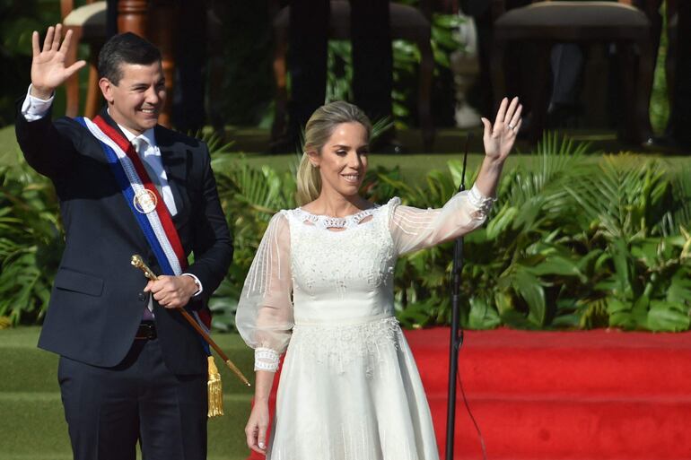 El presidente Santiago Peña y su esposa Leticia Ocampos.