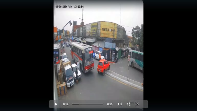 El vehículo realizó una conducción imprudente que lo llevó a quedar atrapado en el paseo central en pleno Mercado Nº 4.