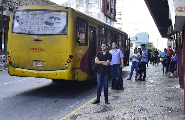 En hora pico, los usuarios del transporte deben poner a prueba la paciencia para aguardar al bus que le lleve a su hogar.