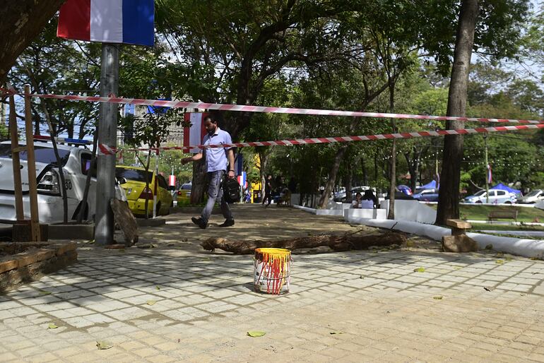 Las personas no pueden caminar en Plaza de los Héores.