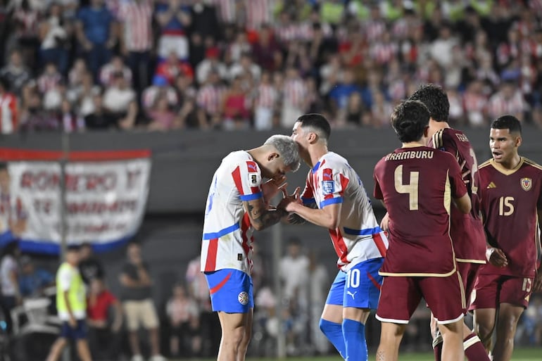 Julo Enciso (19) jugador de la selección de Paraguay, lamenta el penal errado en un partido frente a Venezuela por la fecha 10 de las Eliminatorias Sudamericanas 2026 en el estadio Defensores del Chaco, en Asunción.