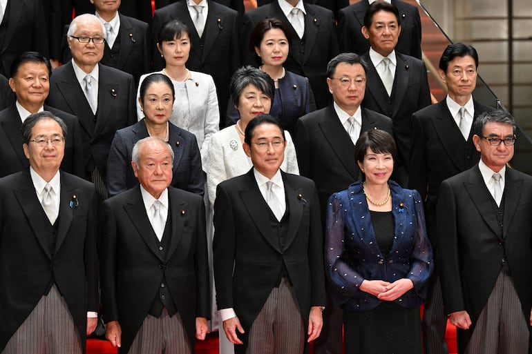 El primer ministro de Japón, Fumio Kishida (centro, en el frente) posa junto a su renovado gabinete.  (EFE)