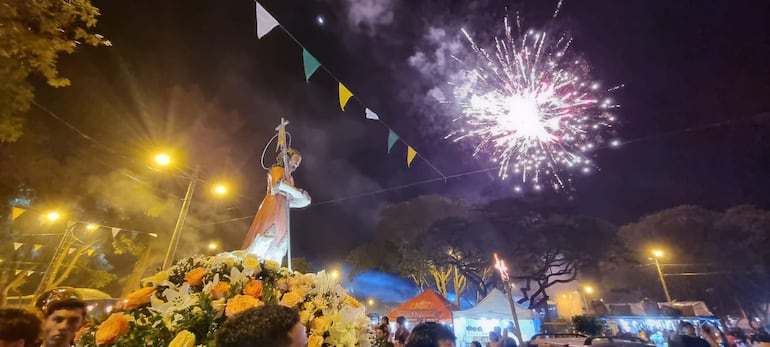 Con fuegos artificiales, se realizo la procesión de la imagen del Santo Patrono, San Juan Bautista.