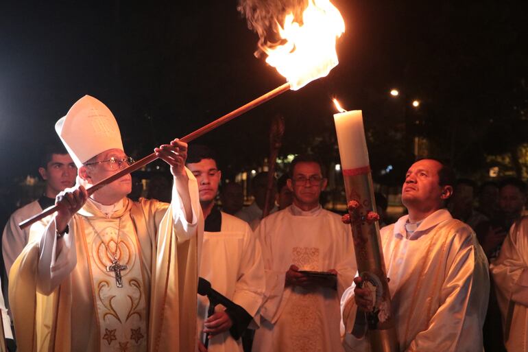 Monseñor Ricardo Valenzuela enciende el cirio pascual que representa a Cristo Resucitado.