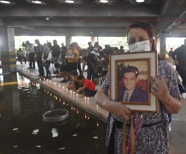 Emotivo homenaje a los fallecidos en el trágico incendio del Ycua Bolaños. (Archivo 2022).