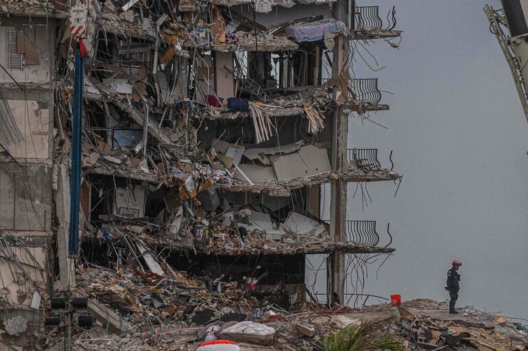 Rescatistas trabajan frente al parcialmente derrumbado edificio Champlain Towers South, en Surfside, Florida, el 28 de junio de 2021.