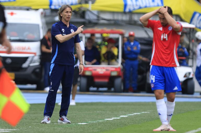 AMDEP8741. BARRANQUILLA (COLOMBIA), 15/10/2024.- El entrenador de Chile Ricardo Gareca (i) reacciona este martes, en un partido de las eliminatorias sudamericanas para el Mundial 2026, en el estadio Metropolitano en Barranquilla (Colombia). EFE/ Ricardo Maldonado Rozo
