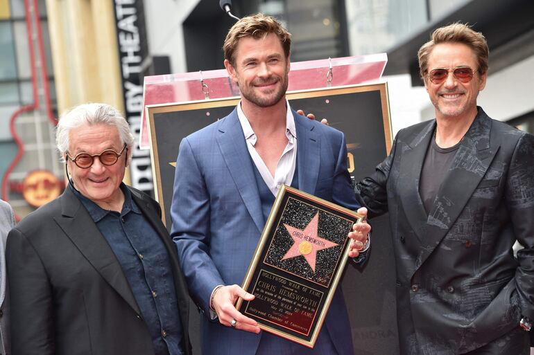 George Miller y Robert Downey Jr. acompañaron a Chris Hemsworth en tan importante ocasión. (Chris DELMAS / AFP)