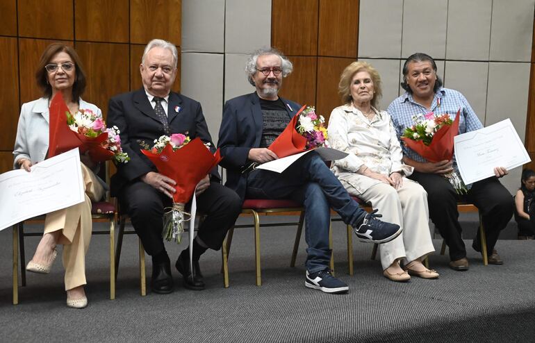 Elizabeth Arzamendia, Gustavo Laterza, Rolando Chaparro, Esperanza Gill y Mario Toñánez son los Maestros del Arte 2023. Esta mañana recibieron la distinción otorgada por el Cabildo.