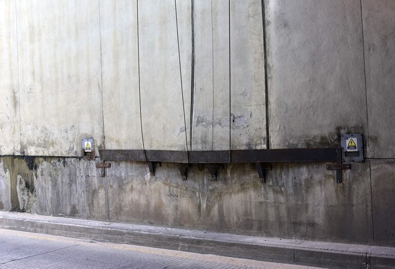 Además de la deformación de la pared del túnel se nota el exceso de humedad.