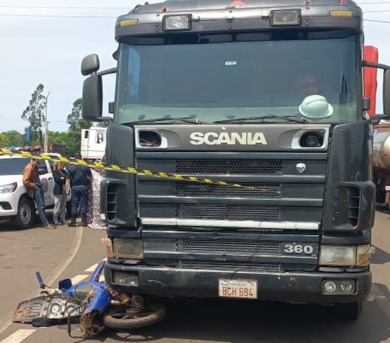 El camión y motocicleta tras el accidente fatal.