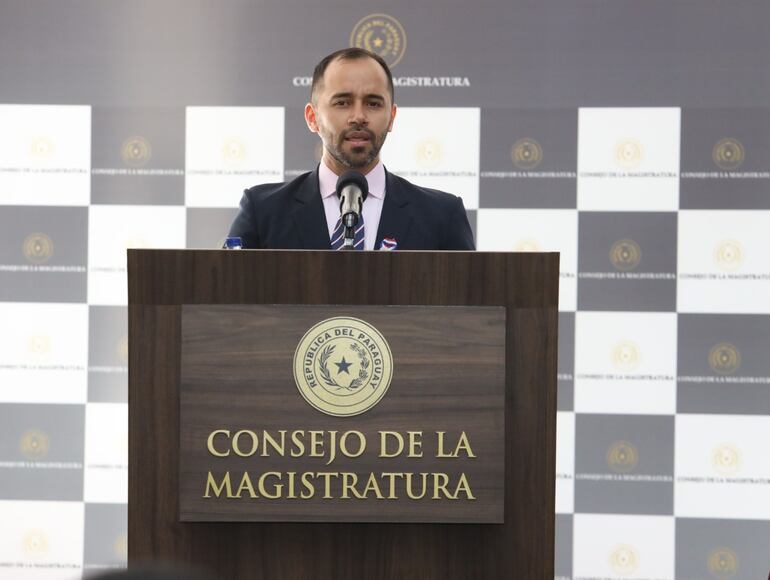 Magister Ivo Alejandro Caballero Sanabria, en la audiencia pública para defensor general. 