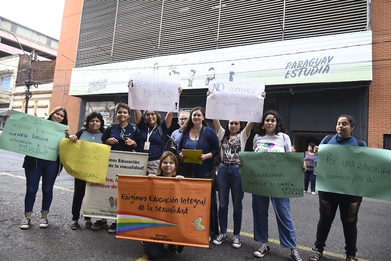 Representantes de organizaciones criticaron materiales del MEC "12 Ciencias para la educación de la sexualidad y la afectividad en la escuela".