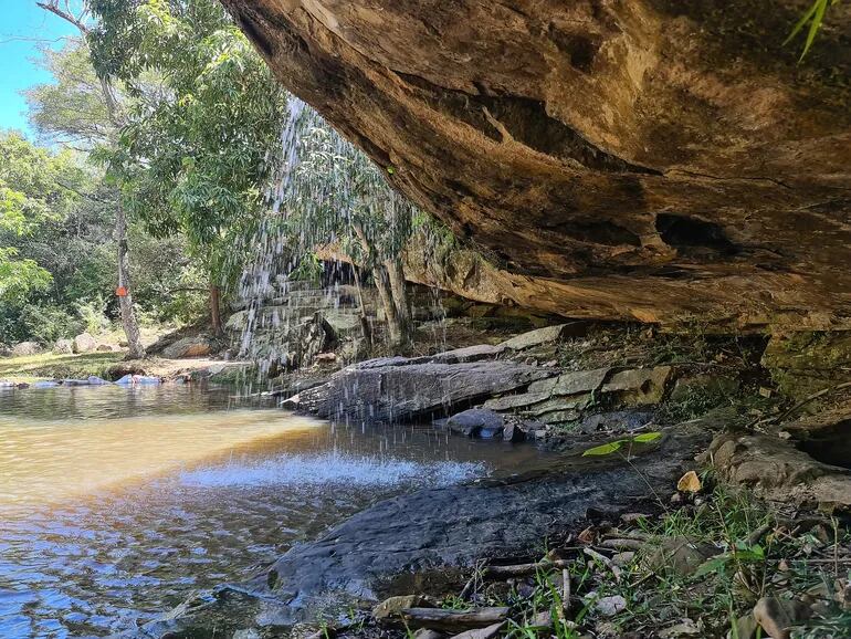 Esta belleza natural se encuentra situado en el arroyo Karumbe’y que divide a Tobatí de Atyrá