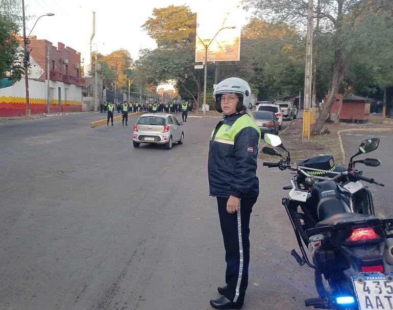 Agentes de la Policía y la PMT, en la avenida Artigas, donde manifestantes realizan bloqueos frente al INDI.