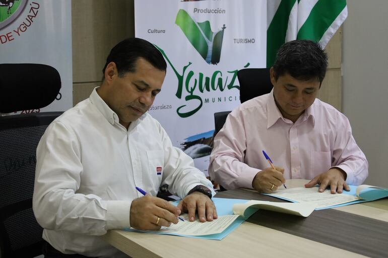 El presidente de la ANDE Felix Sosa y el intendente de Yguazú Mauro Kawano firmaron el acuerdo de mejoramiento del sistema eléctrico en el municipio.