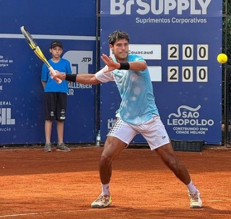 El paraguayo Adolfo Daniel Vallejo Álvarez (28/4/2004) logró levantar su primer título como profesional en São Lepoldo, Brasil.