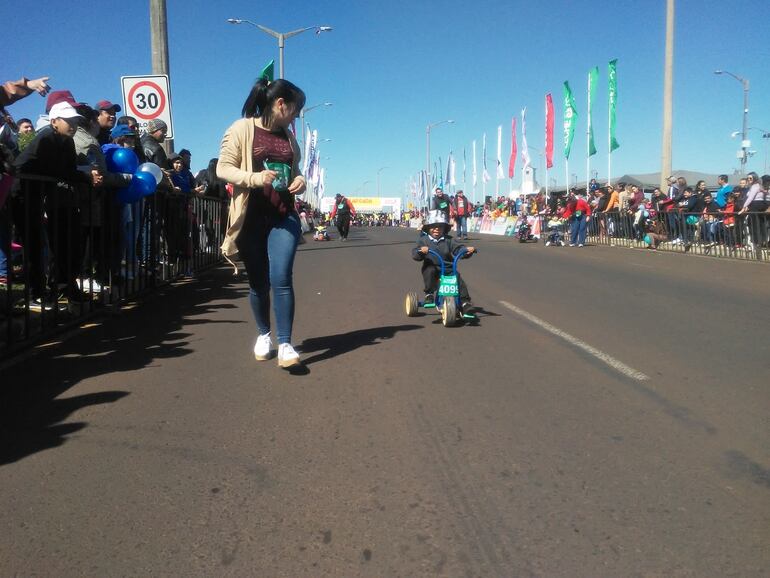 Los padres solo podrán alentar, pero no empujar a los veloces conductores de triciclos.