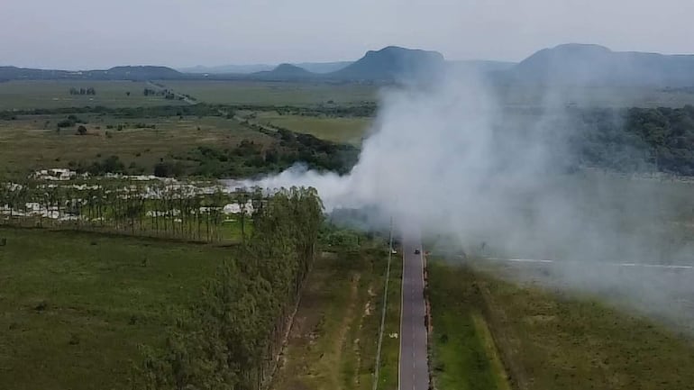 Una densa humareda invadió la zona del vertedero a raíz del incendio en el sitio.