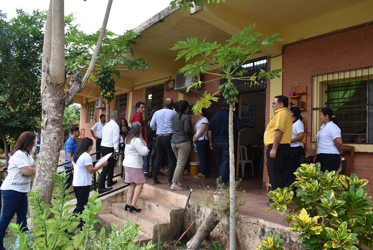 El ministro de Educación realizó un recorrido por las instalaciones edilicias de la institución visitada esta mañana acompañados por los docentes y padres de familia