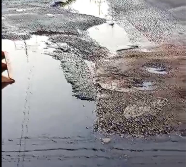 La calle está repleta de pozos y agua.