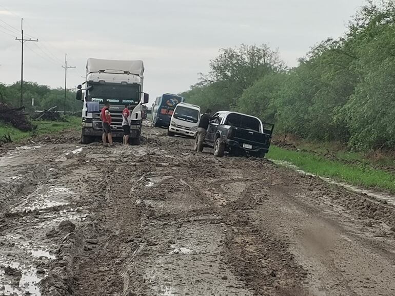 Esta es una escena de la semana pasada, con la llegada de las primeras lluvias luego de 5 largos meses de sequía, quedaron destrozados los caminos.