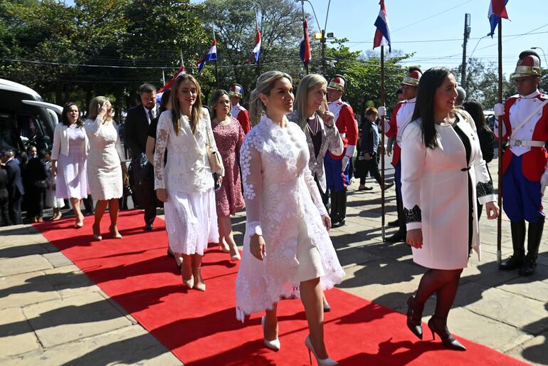 El blanco fue el color recurrente de las invitadas a la ceremonia de asunción al mando de Santiago Peña así como en el Tedeum. En principio, se ajusta al protocolo. Sin embargo parecía una colación de secundaria.