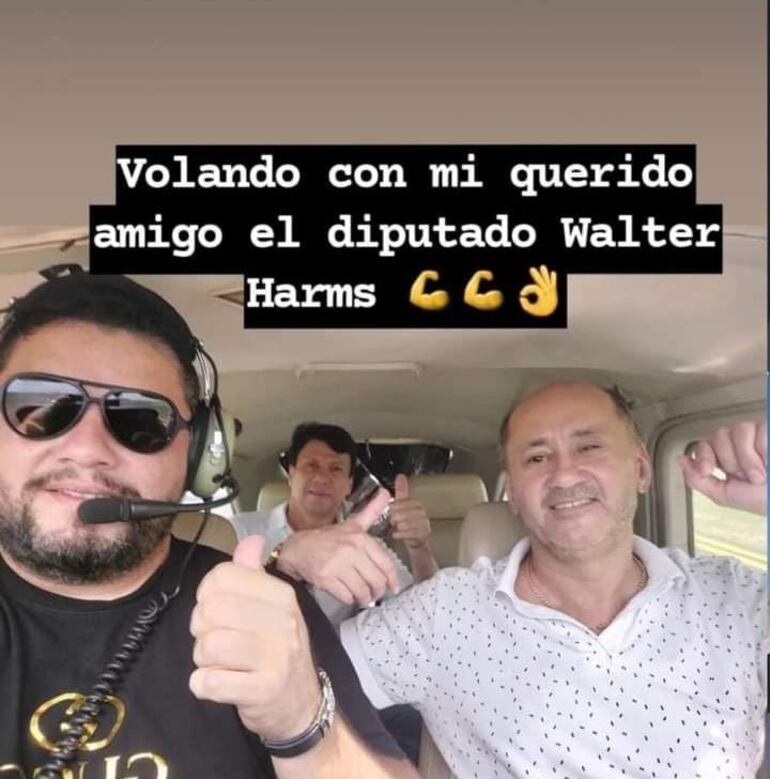 Selfie publicada por el piloto César Osvaldo Godoy Figueredo. A su lado, el funcionario de Yacyretá Carlos Alfredo Harms Céspedes. A tras, el diputado Walter Enrique Harms Céspedes.