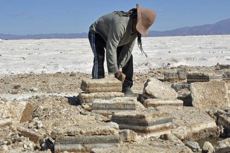 Una persona trabaja en las Salinas Grandes, lugar donde se realiza la extracción de Litio, en Jujuy (Argentina). 