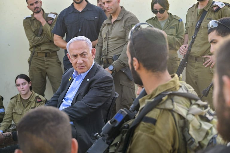 El primer ministro de Israel, Benjamín Netanyahu (C), visita la base militar de Golani, junto a la norteña ciudad de Haifa, donde un dron de Hizbulá mató ayer a cuatro soldados israelíes e hirió a otros 67.