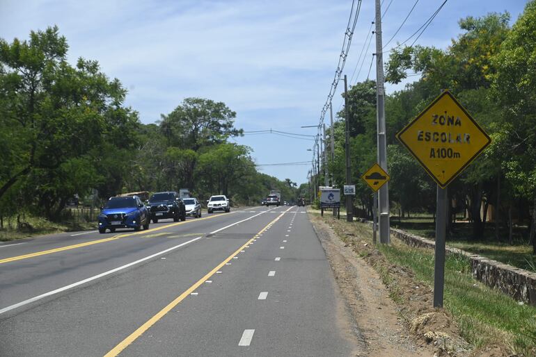 La Municipalidad de San Ber puso una lomada en plena Ecovía, en uno de los accesos a la mansión del presidente Santiago Peña. Un cartel alerta de una zona escolar que en realidad no existe. 