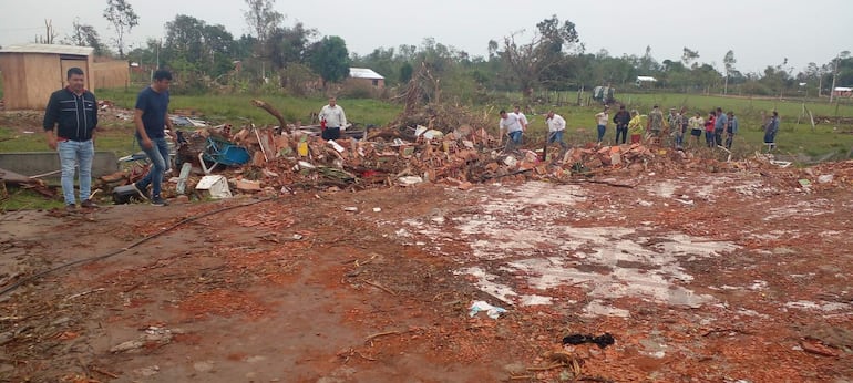 Las autoridades locales, departamentales y nacionales recorrieron la zona afectada por el tonado en la compañía Guaicá de San Estanislao.