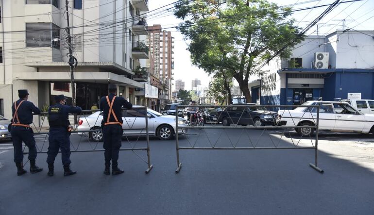 Pese a que los campesinos decidieron no marchar sobre el microcentro este martes, la Policía cercó varias calles de la zona céntrica.