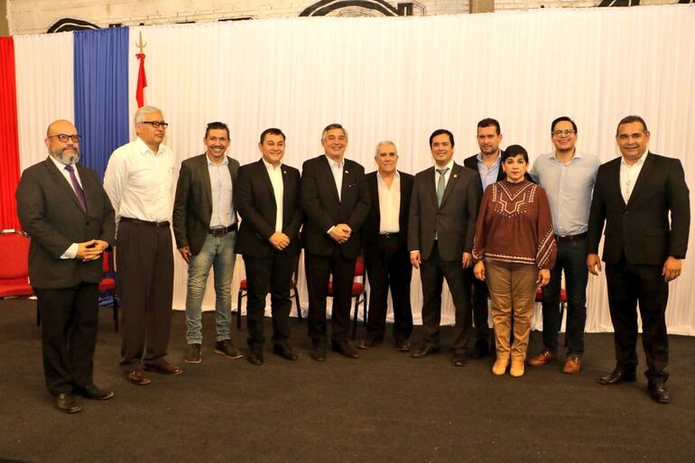 Horacio Galeano Perrone (centro) al lado del ministro de Educación, Luis Ramírez, junto con otras autoridades durante un acto en el Colegio Nacional de la Capital (CNC).