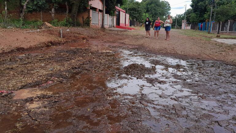 Vecinos lamentan la desidia de las autoridades de la Essap para solucionar un caño roto.