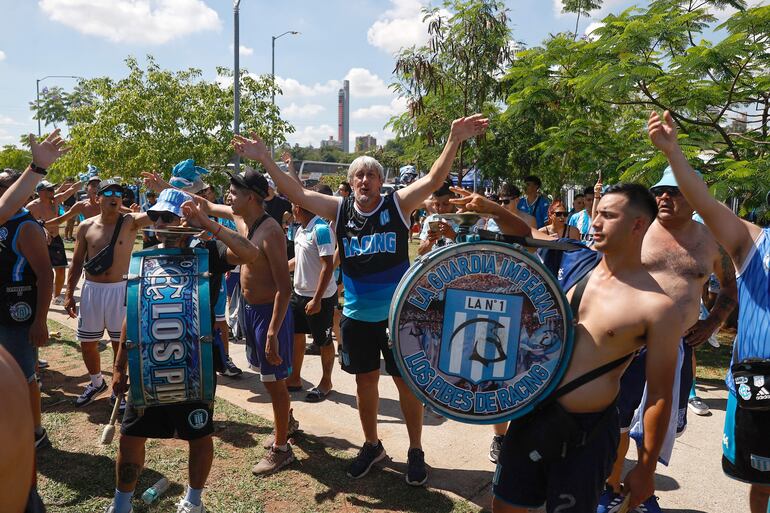 Aficionados del club Racing de Argentina llegan para animar a su equipo este sábado en la Costanera Norte de Asunción (Paraguay). Racing y Cruzeiro buscaron en Asunción su primera Copa Sudamericana, un trofeo que ha sido esquivo para estos viejos rivales en torneos continentales y que llegaron a la final de la mano de estrellas como el colombiano Juan Fernando Quintero y la promesa brasileña Kaio Jorge.
