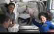 Esta captura de pantalla de la NASA muestra a los astronautas Suni Williams (R) y Butch Wilmore (C) abordando la Estación Espacial Internacional (ISS) después del acoplamiento de la nave espacial SpaceX el 6 de junio de 2024. Una cápsula Boeing Starliner que transportaba a sus primeros astronautas de la NASA atracó con la Estación Espacial Internacional el jueves después de superar algunos desafíos que afectan su sistema de propulsión.