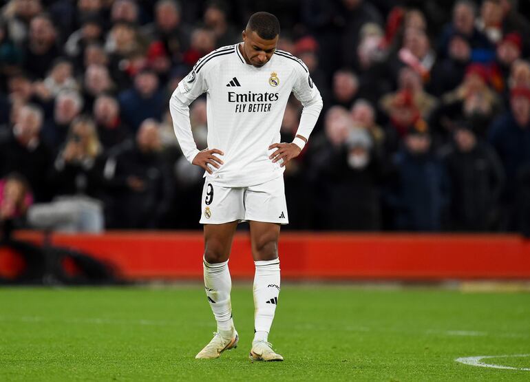 El francés Kylián Mbappé, jugador del Real Madrid, lamenta la derrota frente al Liverpool por la quinta fecha de la Fase Liga dela Champions League 2024-2025 en el estadio Anfield, en Liverpool.