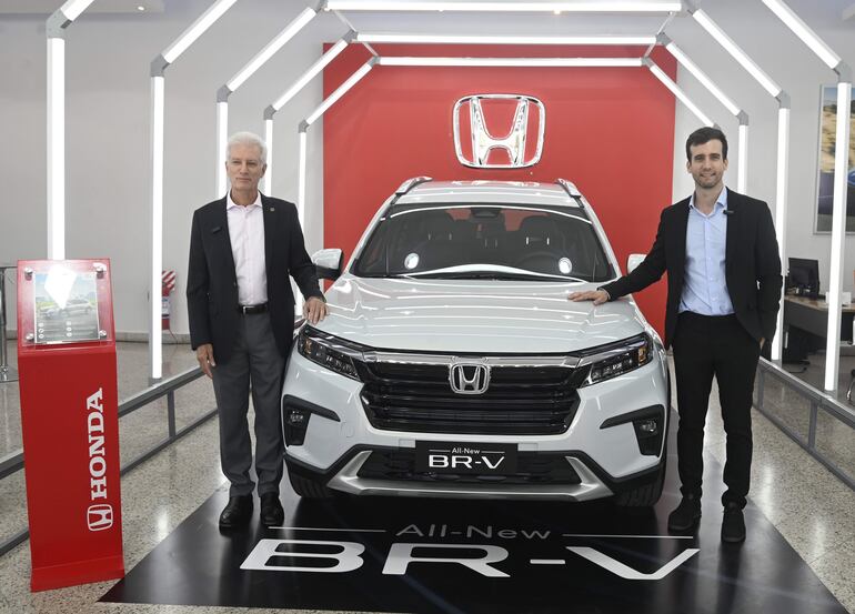 Camilo Carrizosa Galiano y su hijo Camilo Carrizosa Llano en la presentación del Honda BR-V.