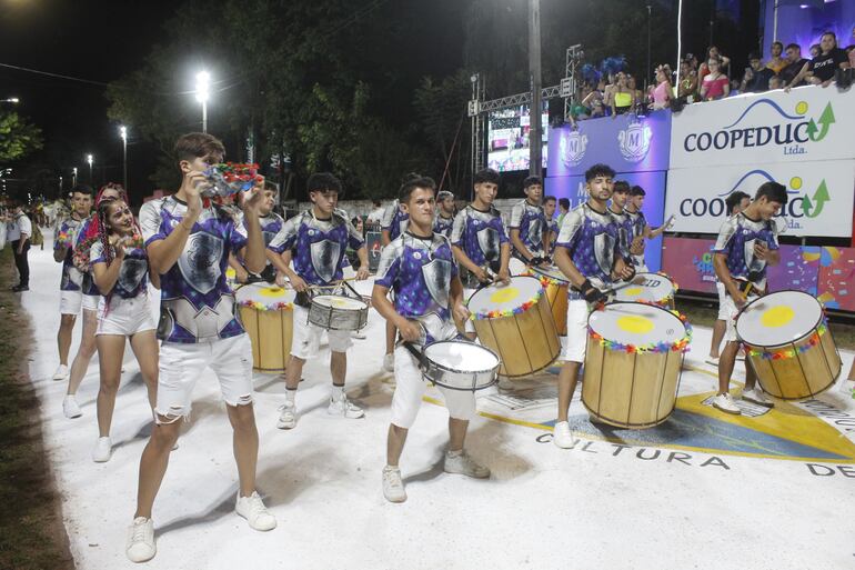 Al ritmo de la batucada, las comparsas desfilan por el sambódromo de Villarrica.