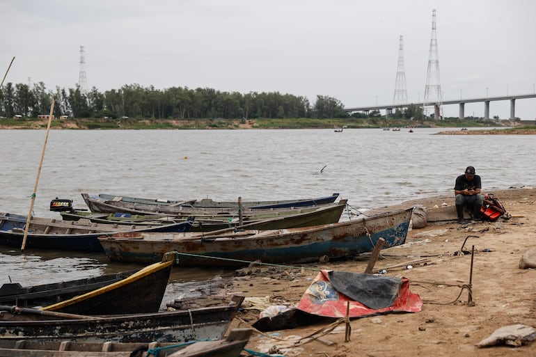 Fotografía del 1 de noviembre de 2024 de botes en el río Paraguay, en Asunción (Paraguay).