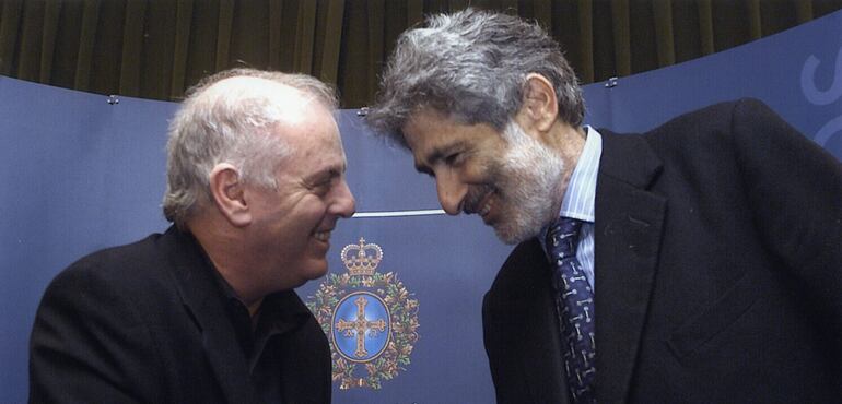 "Y aquellos que han compartido la alegría de crear belleza juntos, no vuelven a mirarse de la misma manera". El maestro Daniel Barenboim (izq.) y el profesor Edward Said (der.) en 2002