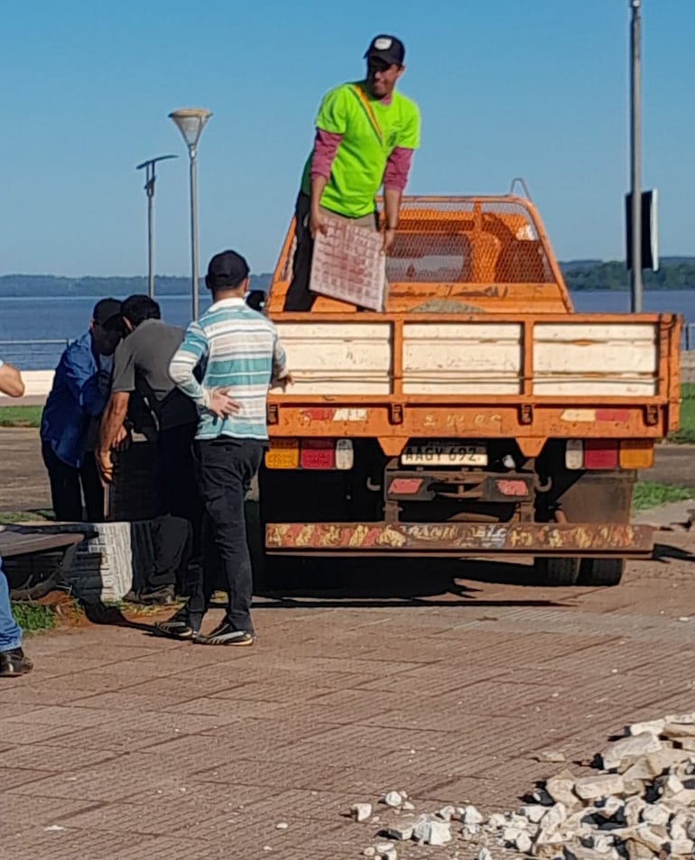 Mantenimiento de Costanera y Playa San José de Encarnación.