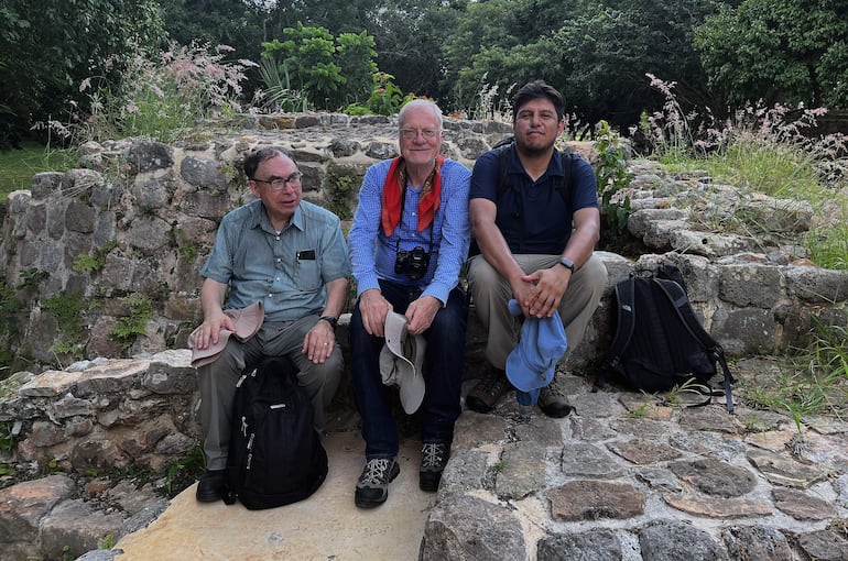 Los arqueo-astrónomos Jesús Galindo (i) y Stanislaw Iwaniszewsk (c), acompañados del arquitecto Ricardo Arturo García Reyna, posan en la zona arqueológica de Oxkintok, en Mérida (México).